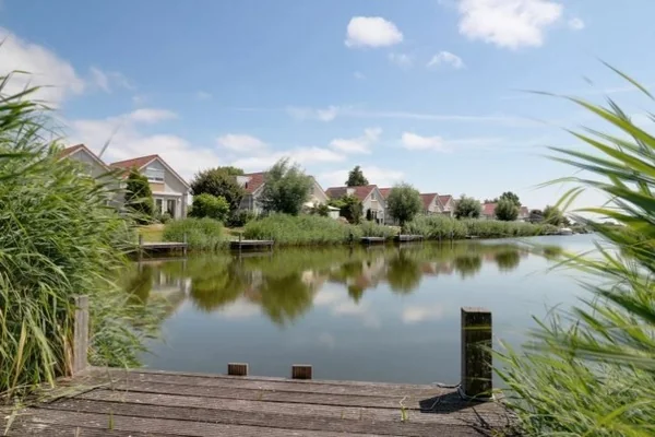 Vakantiehuis met aanlegsteiger - Makkumbeach